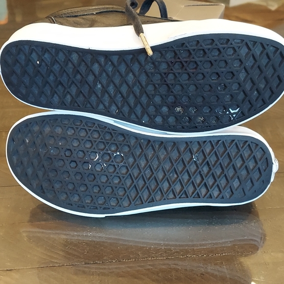 Vans Leather Low Top Old Skool Shoe - Picture 10 of 10